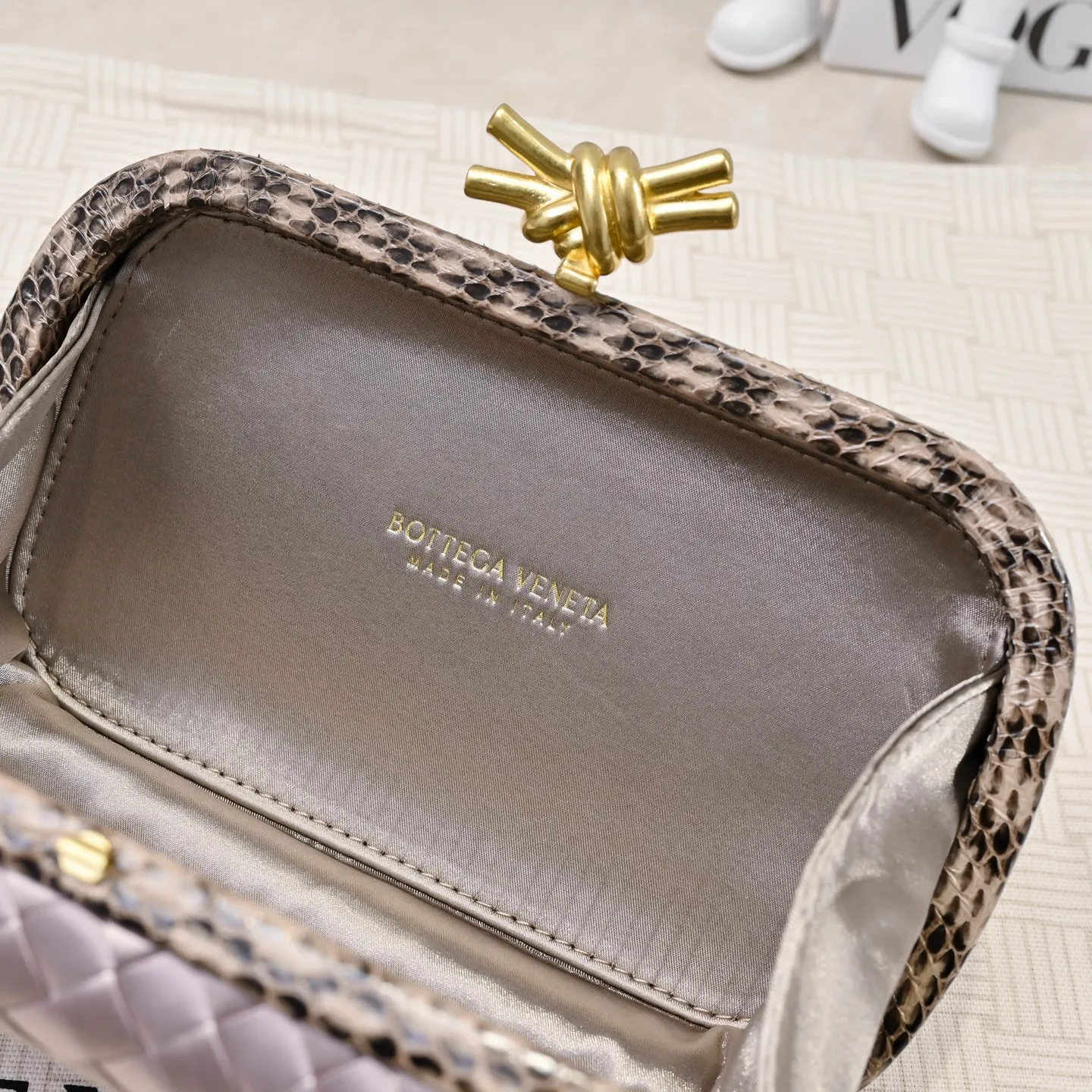 Batch 1460 #BV Knot woven evening bag series ~ Each bag reveals exquisite elegance💫Iconic classic silk weaving➕snake skin trimming with knot buckle, soft and delicate feel. The design is small and exquisite, low-key without logo, elegant and elegant. Paired with evening dress or cheongsam, it has the atmosphere of a famous and wealthy lady. Full of aura and invincible texture💃 Model: 7622 Dimensions: 20x12x5.5